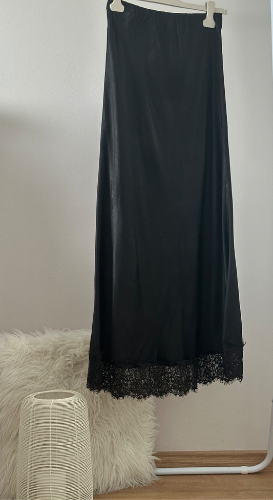 Satinrock mit Spitze